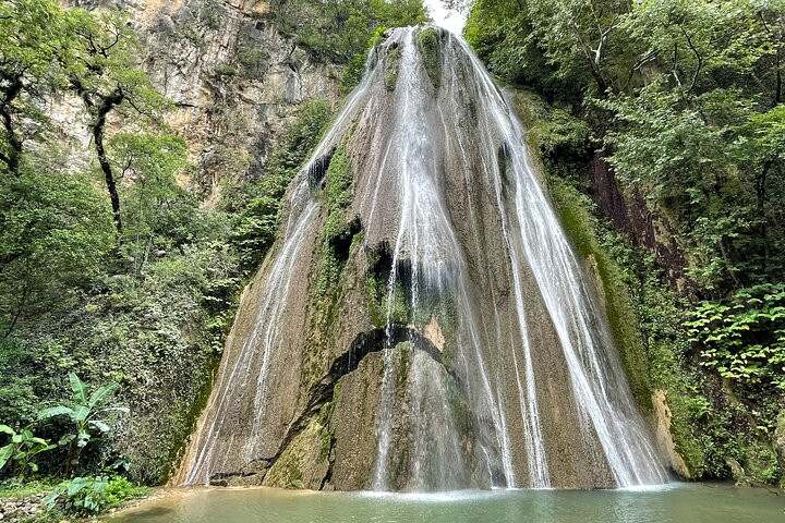 The Cola de Serpiente waterfall and turquoise lagoon at Santiago Apoala
